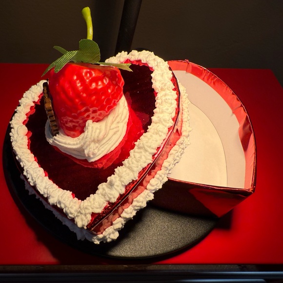 Fake Cake Gift Box - Picture 4 of 4